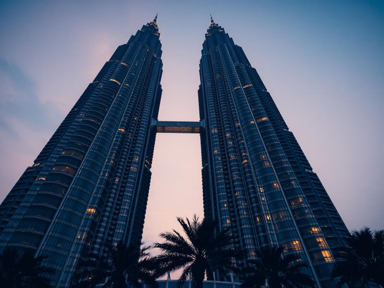 Dubai — Twin Tower exterior
